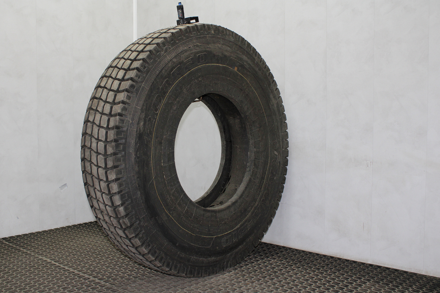 305/100  R20  Kama 310 154/149J